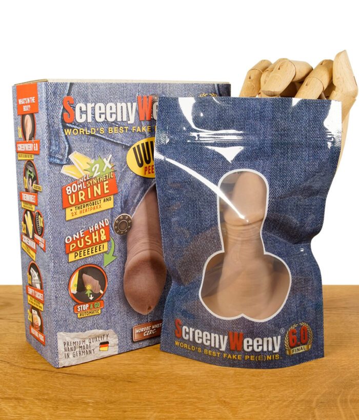 Verpackung des ScreenyWeeny 6.0 Fake-Penis neben dem verpackten Produkt in Jeans-Optik, auf einem Holztisch dargestellt.