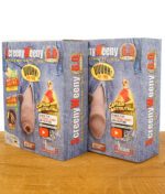 Verpackung des ScreenyWeeny 6.0 Fake-Penis mit Aufschrift „World’s Best Fake Peenis“ und Captain Mittelstrahl, auf einem Holztisch platziert.