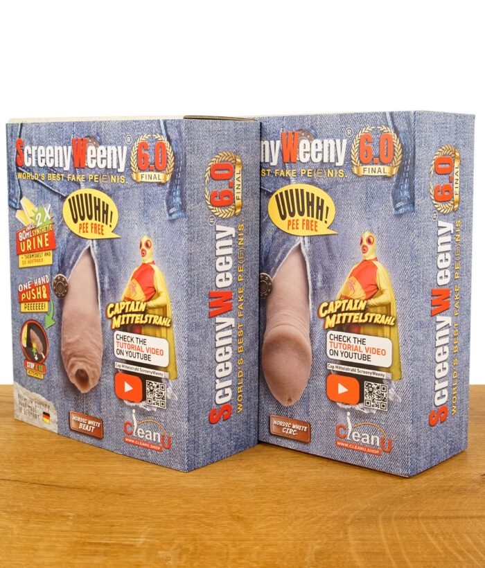 Verpackung des ScreenyWeeny 6.0 Fake-Penis mit Aufschrift „World’s Best Fake Peenis“ und Captain Mittelstrahl, auf einem Holztisch platziert.
