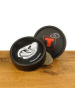 Bio Hanf Grinder von Tyson 2.0 mit rotem T Logo auf einem Stein mit zwei sichtbaren unterseiten