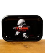 Tyson 2.0 Rolling Tray mit Boxing Mike Logo in Rot auf Holzbrett