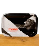 Tyson 2.0 Rolling Tray mit Relaxing Mike auf Holzbrett