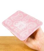Medusafilters Rolling Tray Rosé in der Hand