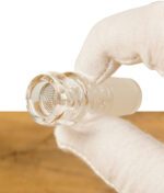 Bongadapter für Mighty und Crafty von einer Hand gehalten vor einem Holzbrett