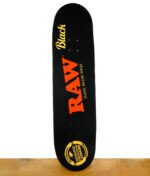 Die Vorderseite des RAW Skateboard Decks Camo - hier in RAW Black