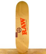 Die Vorderseite des RAW Skateboard Decks Japan und Bricks- hier in RAW Classic