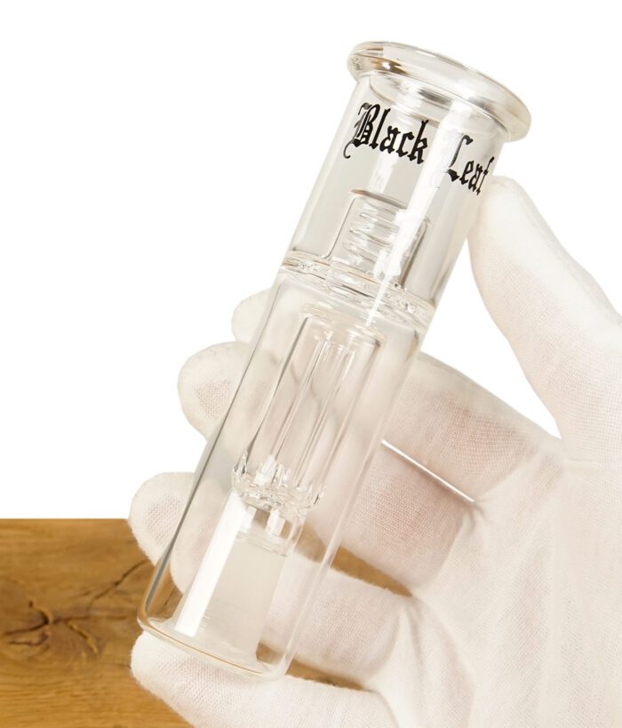 Wasserkammer Domperkolator von Black Leaf gehalten von einer Hand vor einem Holzbrett
