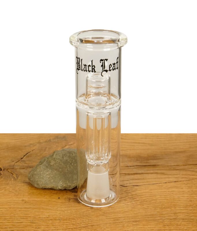 Wasserkammer Domperkolator von Black Leaf auf Holzbrett neben einem Stein