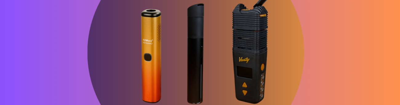 Drei der besten tragbaren Vaporizer auf farbigem Verlaufshintergrund: XMAX V3 Nano, Puffco Pivot, und Storz & Bickel Venty.
