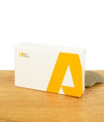 Speicheltest von CleanU auf Holzbrett vor weißem Hintergrund