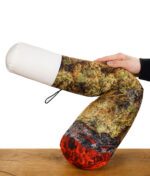 Ganja Pillow Kissen in Jointform auf einem Holztisch vor weißem Hintergrund