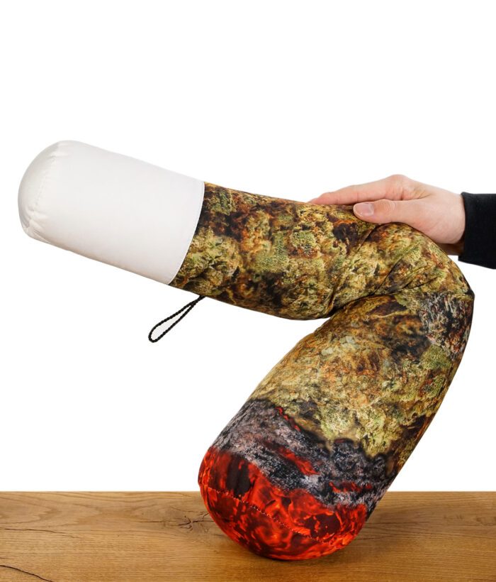 Ganja Pillow Kissen in Jointform auf einem Holztisch vor weißem Hintergrund