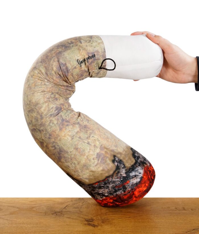 Ganja Pillow Real Kissen auf einem Holztisch vor weißem Hintergrund