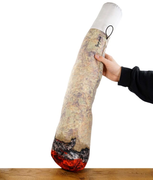 Ganja Pillow Real Kissen auf einem Holztisch vor weißem Hintergrund
