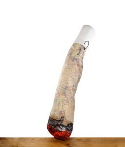 Joint Kissen auf einem Holzkissen vor weißem Hintergrund