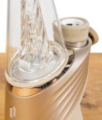 Puffco New Peak Pro mit 3D Kammer von nahem auf Holztisch