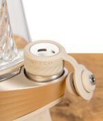 Puffco New Peak Pro mit 3D Kammer von nahemn auf Holtisch vor weißem Hintergrund