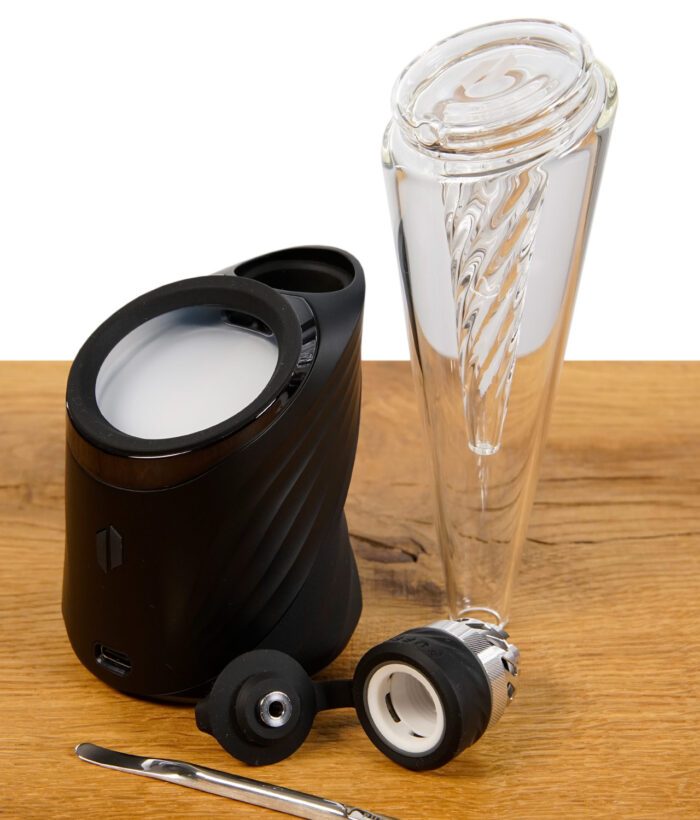 Puffco New Peak Pro Onyx auseinander gebaut auf Holztisch vor weißem Hintergrund