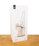 Puffco New Peak Pro mit 3D Kammer Desert Verpackung auf Holztisch vor weißem Hintergrund