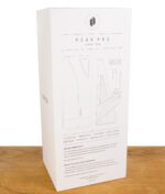 Puffco New Peak Pro Verpackung von hinten auf Holztisch, vor weißem Hintergrund