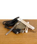 Puffco New Peak Pro Zubehör bestehend aus Wattestäbchen, USB-C Kabel und Pinzette