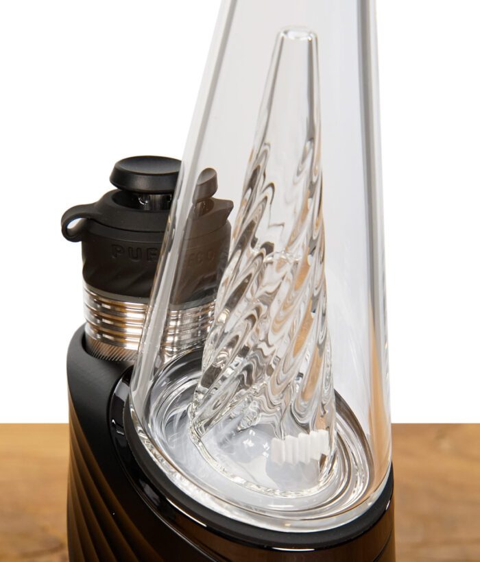 Puffco New Peak Pro mit 3DXL Kammer auf Holztisch vor weißem Hintergrund von nahem