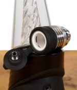 Puffco New Peak Pro mit 3DXL Kammer auf Holztisch vor weißem Hintergrund von nahem
