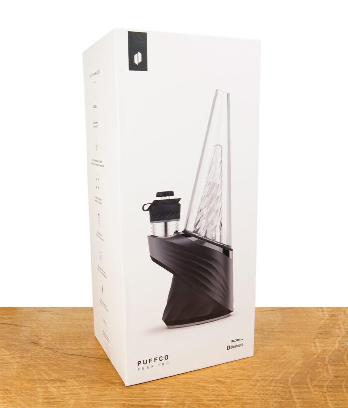 Puffco New Peak Pro mit 3DXL Kammer Verpackung auf Holztisch vor weißem Hintergrund