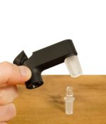 Puffco Pivot Glass Adapter in der Hand