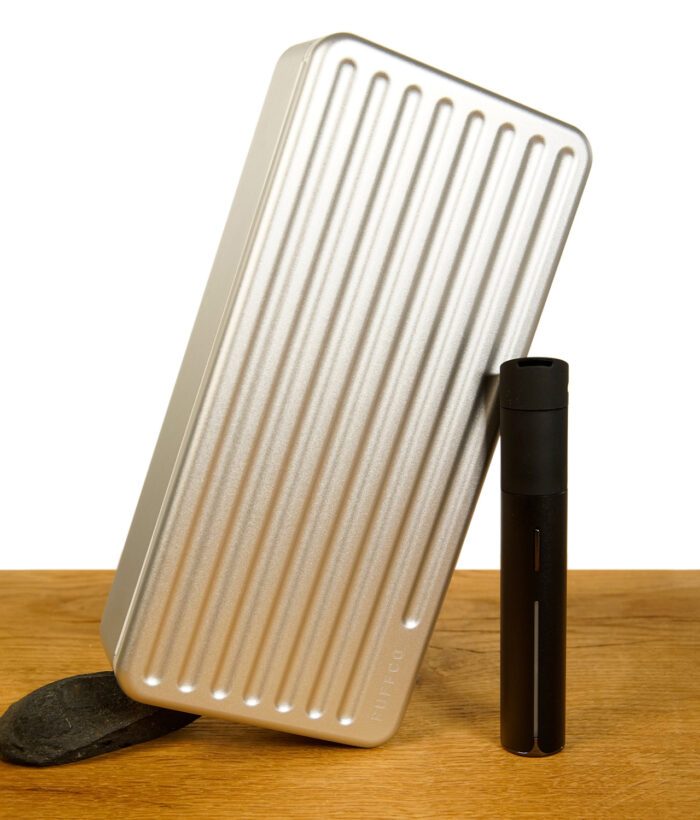 Puffco Travel Case ausgepackt mit Puffco Pivot