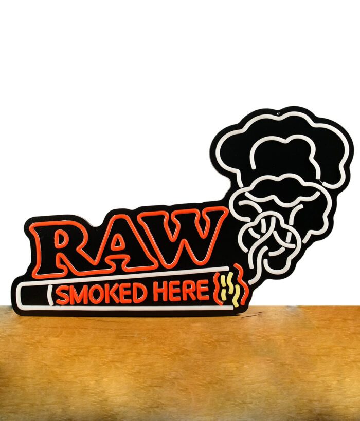 RAW Get Lit Leuchtschild auf einem Holzbrett
