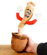 RAW Doobie Dancer von einer Hand gehalten auf einem Holztisch vor weißem Hintergrund