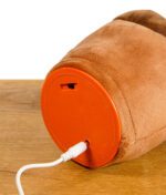 RAW Doobie Dancer von unten mit eingestecktem USB-C Kabel auf Holztisch vor weißem Hintergrund
