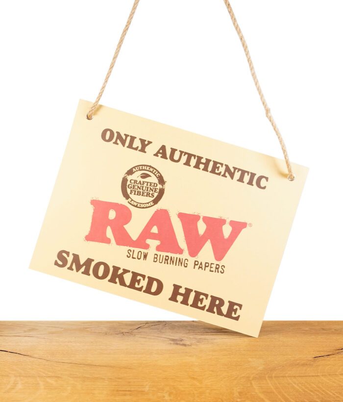 RAW Store Sign Pappschild auf Holzbrett vor weißem Hintergrund
