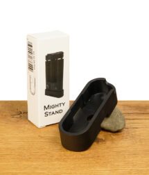 Mighty Standfuß vor weißem Hintergrund auf einem Holzbrett