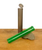 Zwei Jointtubes mit PopUp Deckel in Schwarz und Grün auf Holzbrett vor weißem Hintergrund