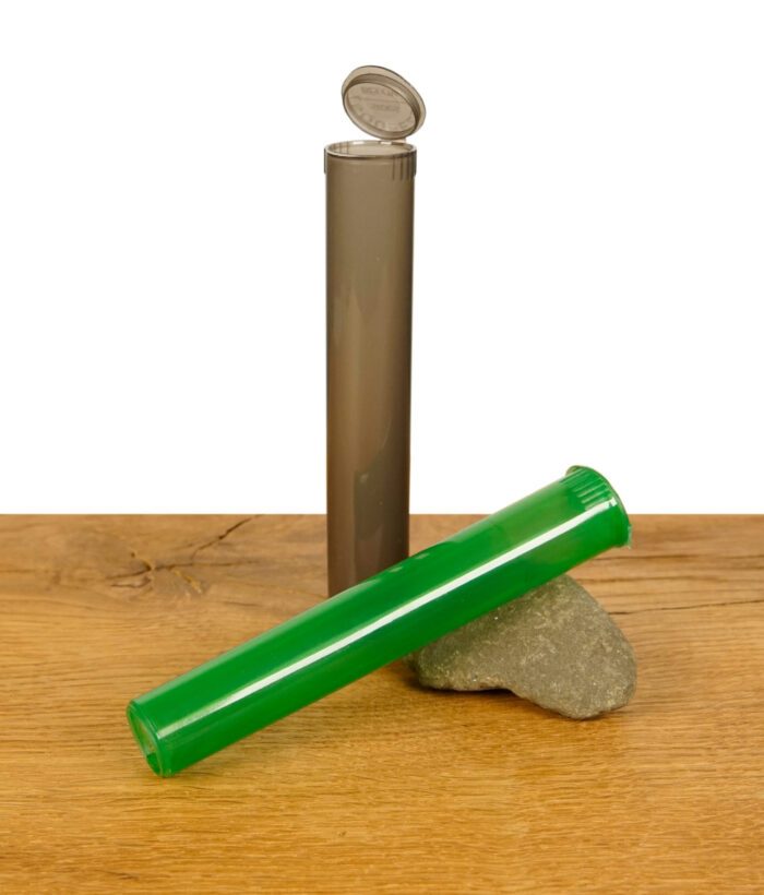 Zwei Jointtubes mit PopUp Deckel in Schwarz und Grün auf Holzbrett vor weißem Hintergrund