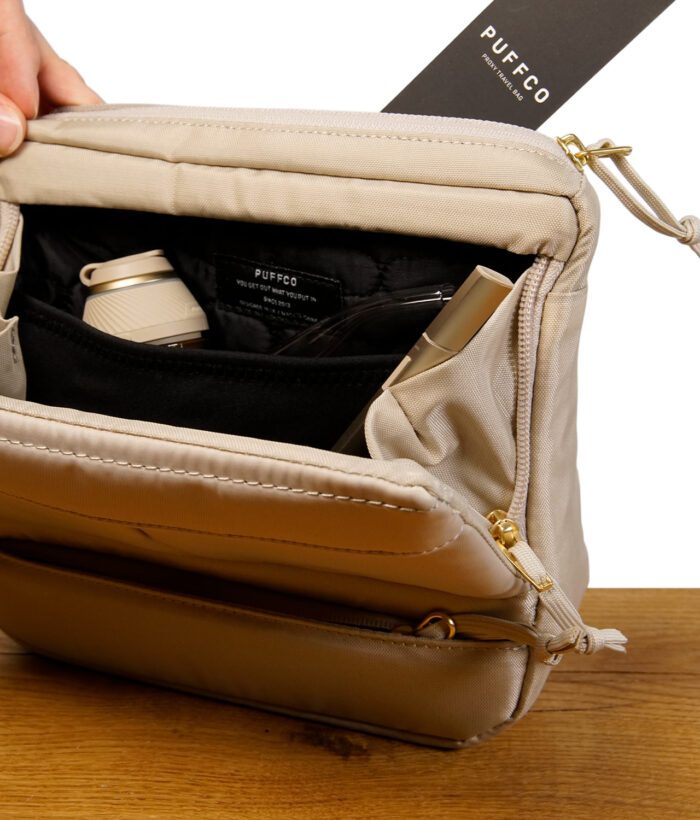 Die Puffco Proxy Travel Bag Tragetasche offen mit Proxy Vaporizer und Hotknife