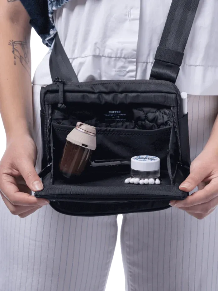 Puffco Proxy Travel Bag Tragetasche Onyx / Schwarz offen mit Puffco Proxy