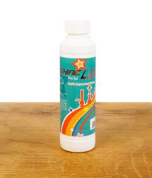 Black Leaf Bong Shine Liquid Reiniger Isopropanol auf Holz und weißem Hintergrund