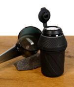 Schwarzer Puffco Proxy Vaporizer geöffnet, Fokus auf Keramik-Kammer und Mundstück