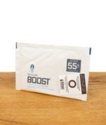 Integra Boost 2-Way Humidity Regulator mit 55% relativer Luftfeuchtigkeit, auf einem Holztisch liegend, vollständige Verpackung sichtbar.