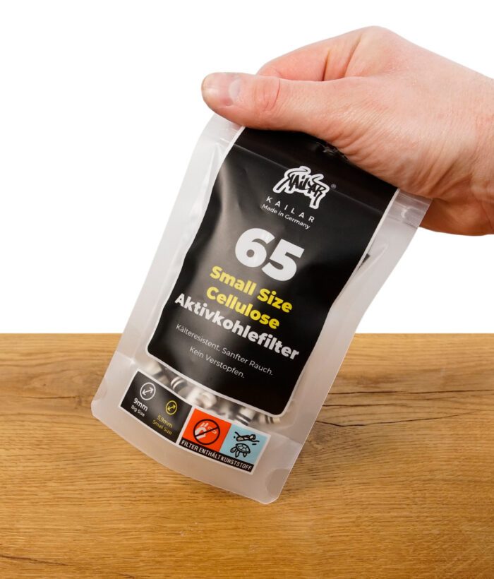 Kailar Aktivkohlefilter Slim Size Verpackung in einer Hand gehalten, Detailansicht