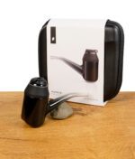 Puffco Proxy Vaporizer in Schwarz vor Verpackung und Etui auf Holztisch