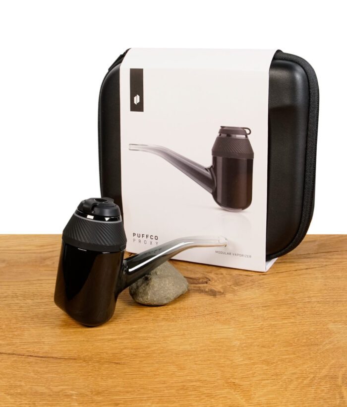 Puffco Proxy Vaporizer in Schwarz vor Verpackung und Etui auf Holztisch