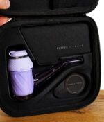 Geöffnetes Puffco Proxy Etui mit Zubehör, inklusive lila Proxy Vaporizer und Werkzeugen