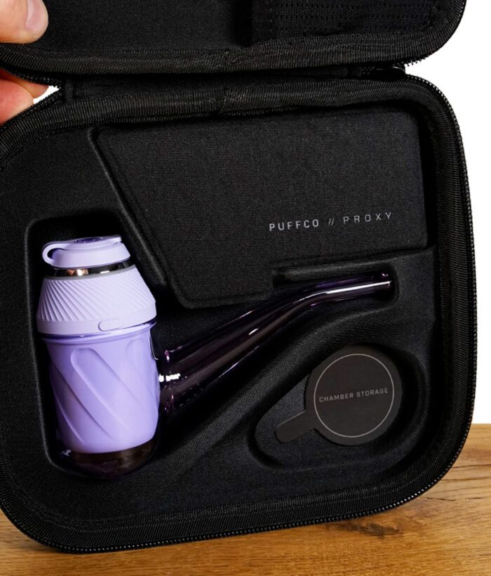 Geöffnetes Puffco Proxy Etui mit Zubehör, inklusive lila Proxy Vaporizer und Werkzeugen
