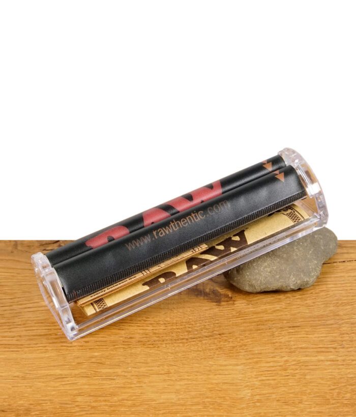 RAW Phatty Roller in Nahaufnahme mit eingelegtem Papier auf Stein