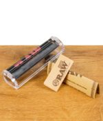 RAW Phatty Roller und RAW Papier auf Holztisch arrangiert
