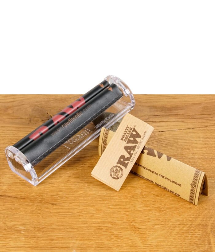 RAW Phatty Roller und RAW Papier auf Holztisch arrangiert